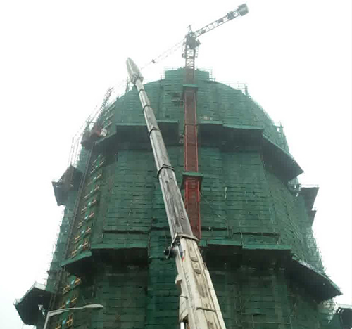 安泽吊车在工地上作业